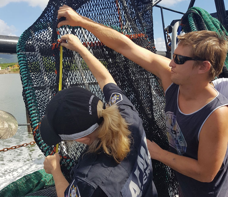 Dylan Prendergast (Austral Fisheries) helps Janet Norenbergs (AFMA)