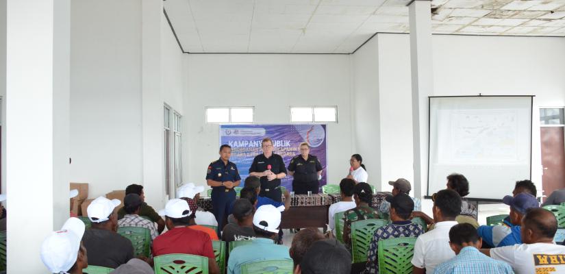 Image of AFMA and Indonesian fisheries officers speaking with Indonesian fishers
