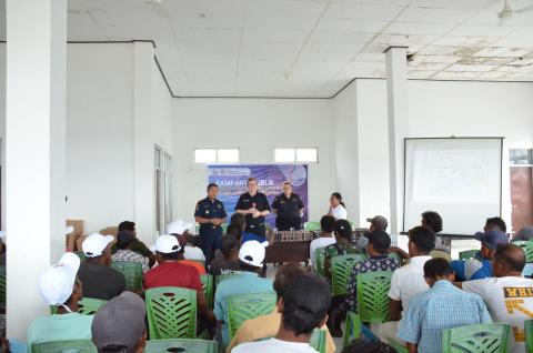 Image of AFMA and Indonesian fisheries officers speaking with Indonesian fishers